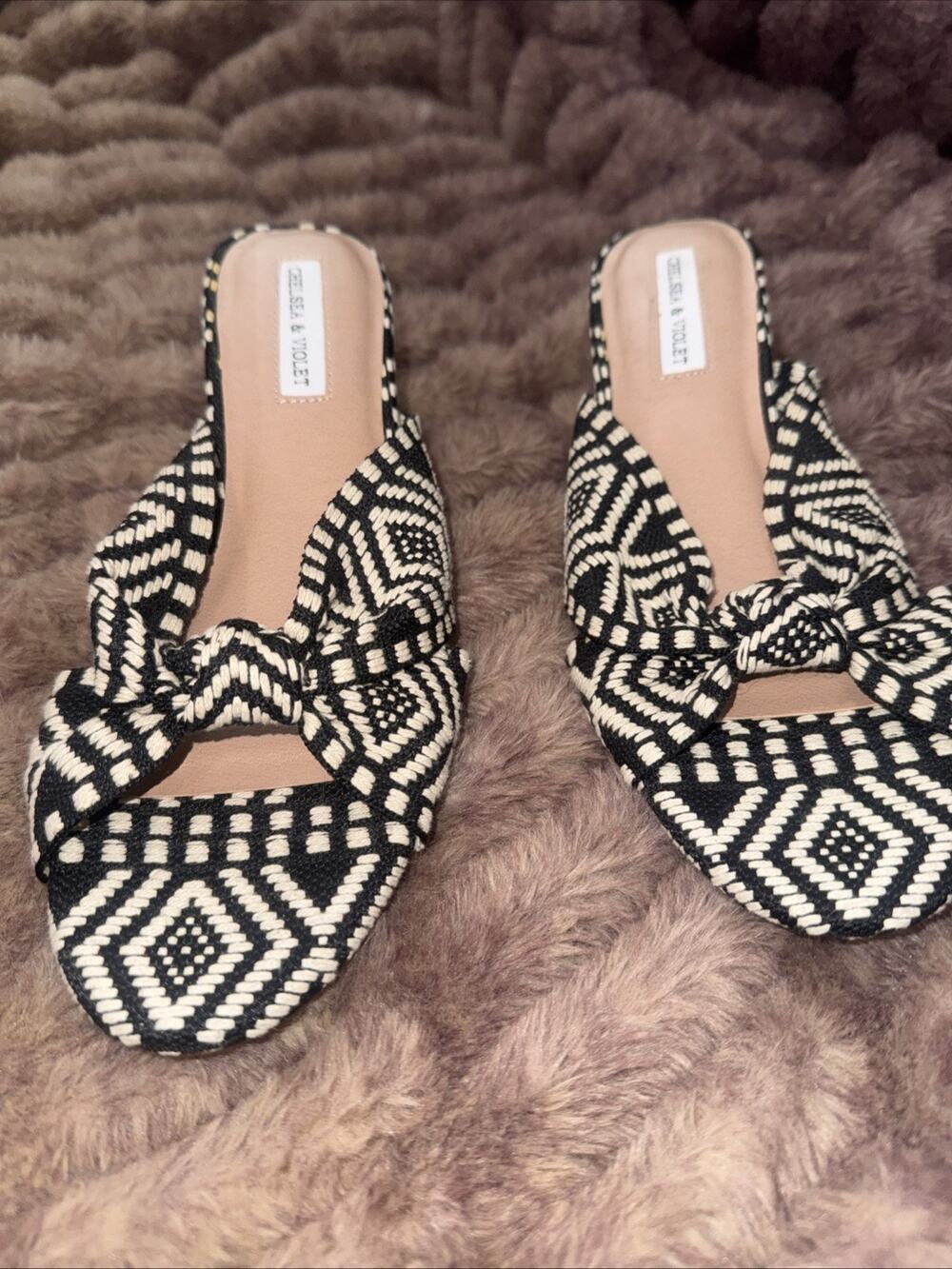 Chelsea & Violet Gia Knot Sandals Black And White Women Size 8- NEW No Box